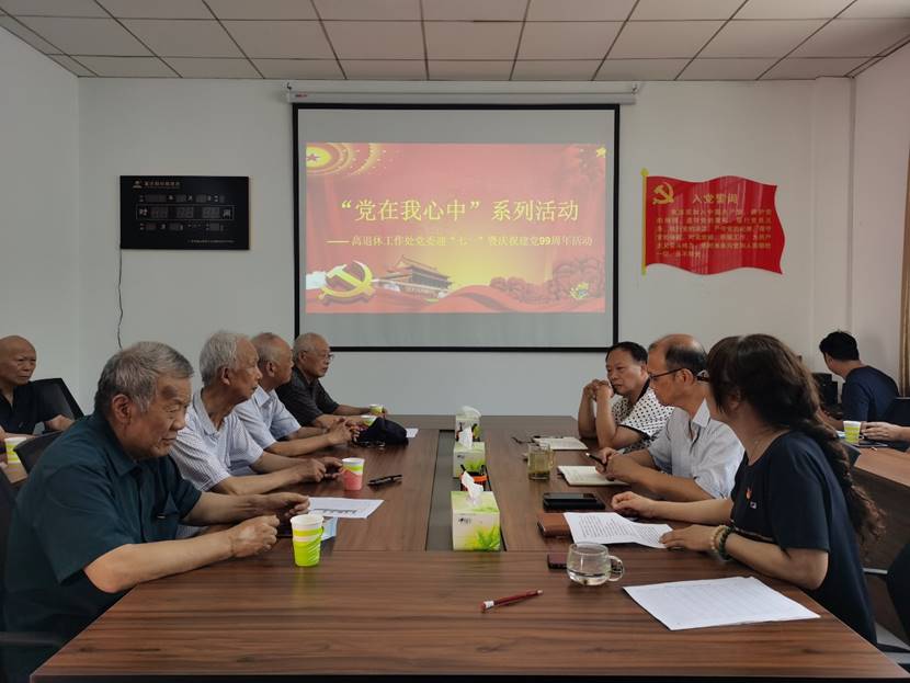 一群人坐在桌子前已生成高可信度的说明